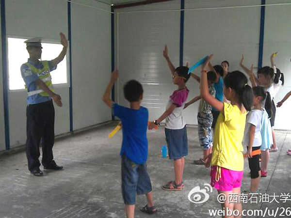 7��24�գ�����ʯ�ʹ�W(xu��)У��ӛ�߈F(tu��n)���Ű�֧��־Ը꠽o���ӂ�������һ�ò�һ�ӵ��I(y��)�w��n�����а������t(y��)�����ώ����������ƌW(xu��)������ώ���N�I(y��)��꠆T��ϣ�������ӂ��ڸ����I(y��)�ώ�ָ��(d��o)�£��܌�δ����������Mϣ�����D�顰���������ڽ̌�(d��o)���ӂ���ָͨ�]�Ļ��A(ch��)�ք���