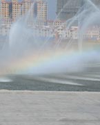 晉陽湖噴泉　　晉陽湖公園是城市綜合型生態(tài)濱水公園，其景觀工程分為10大區(qū)域，有生態(tài)自然游覽區(qū)、僑鄉(xiāng)文化廣場區(qū)、古厝文化體驗區(qū)、濕地生態(tài)科普區(qū)、城市文化廣場區(qū)、生態(tài)島休閑區(qū)、山林沙地游玩區(qū)和水上活動區(qū)。 