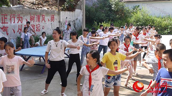 河南科技大學(xué)“一帶一路”義務(wù)支教與精準(zhǔn)扶貧調(diào)研實(shí)踐團(tuán)到河南宜陽縣香鹿山鎮(zhèn)磚古窯村開展義務(wù)支教和扶貧調(diào)研,圖為志愿者教孩子們太極拳。(團(tuán)隊(duì)提供)