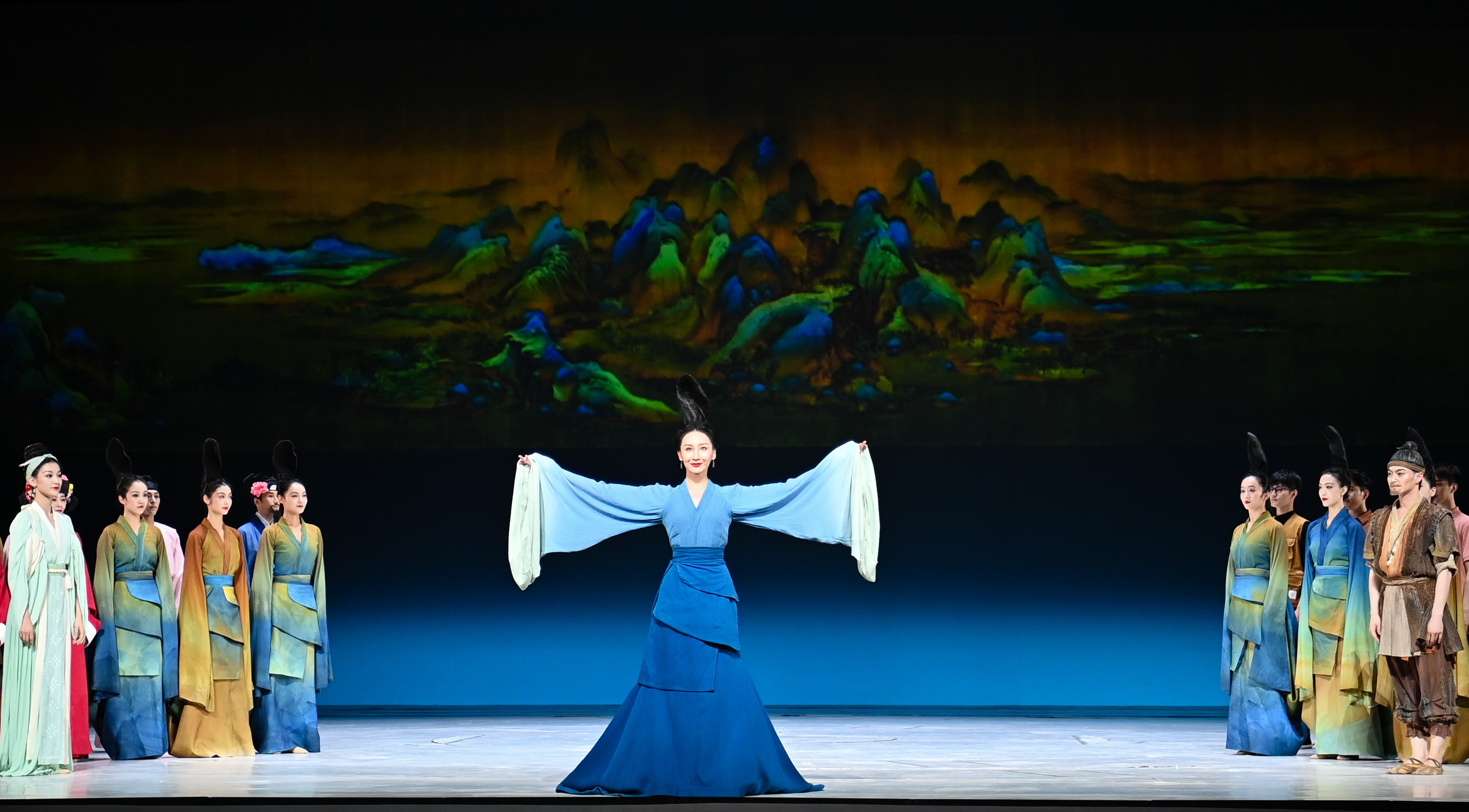 2023年7月20日，中國東方演藝集團(tuán)演員在烏魯木齊文化中心大劇院表演舞蹈詩劇《只此青綠》。新華社記者 李響 攝