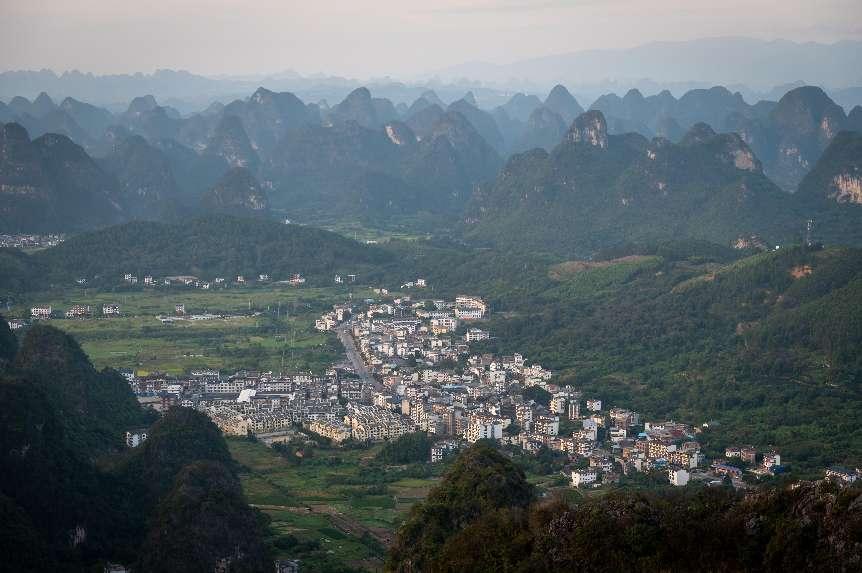 廣西層巒疊嶂，郁郁蔥蔥。 人民網(wǎng) 嚴(yán)立政攝